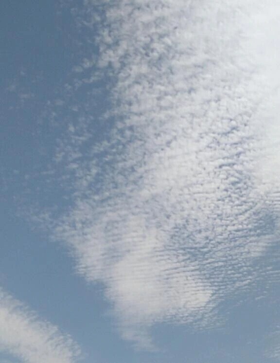 空の青さが