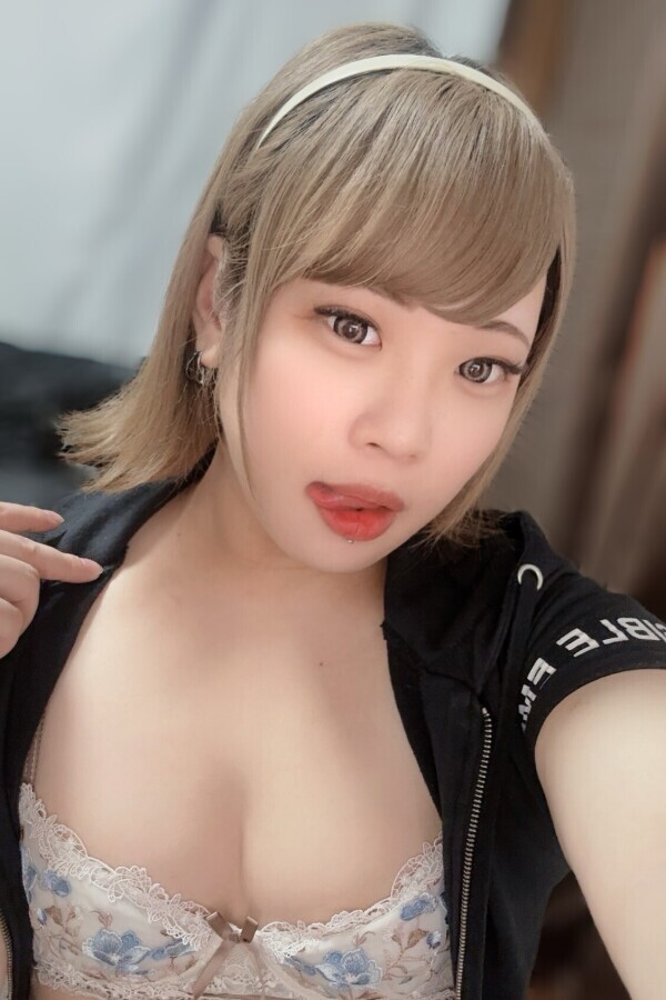 鈴付き乳首ピアス