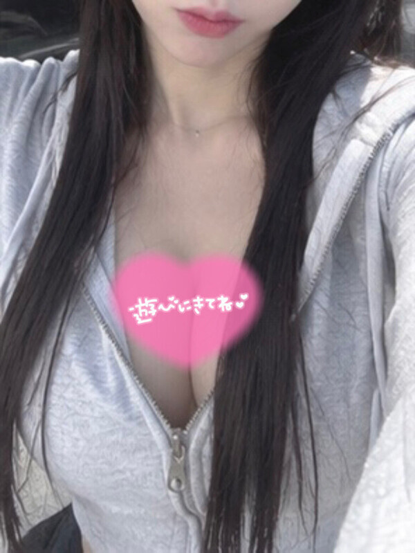 胸はめっちゃ寄せてます