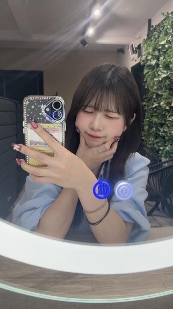 むにっ