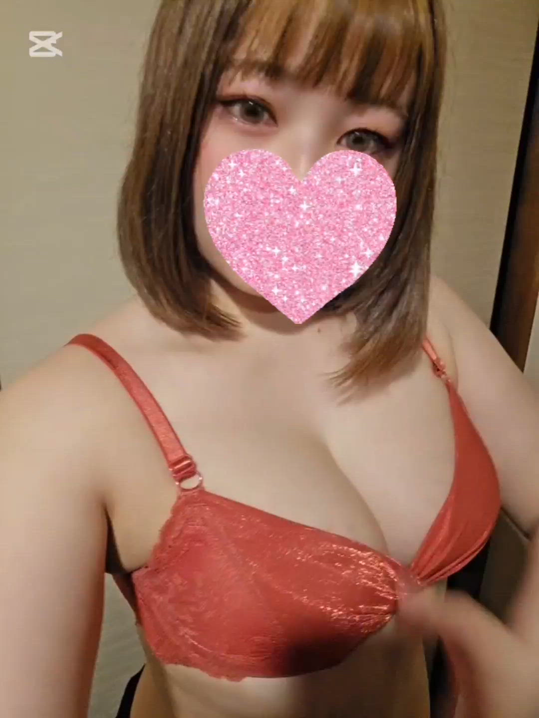 パイをポヨンポヨン♪