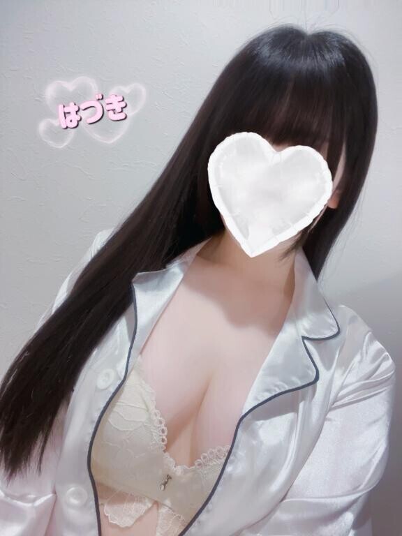 朝から谷間チラリっ