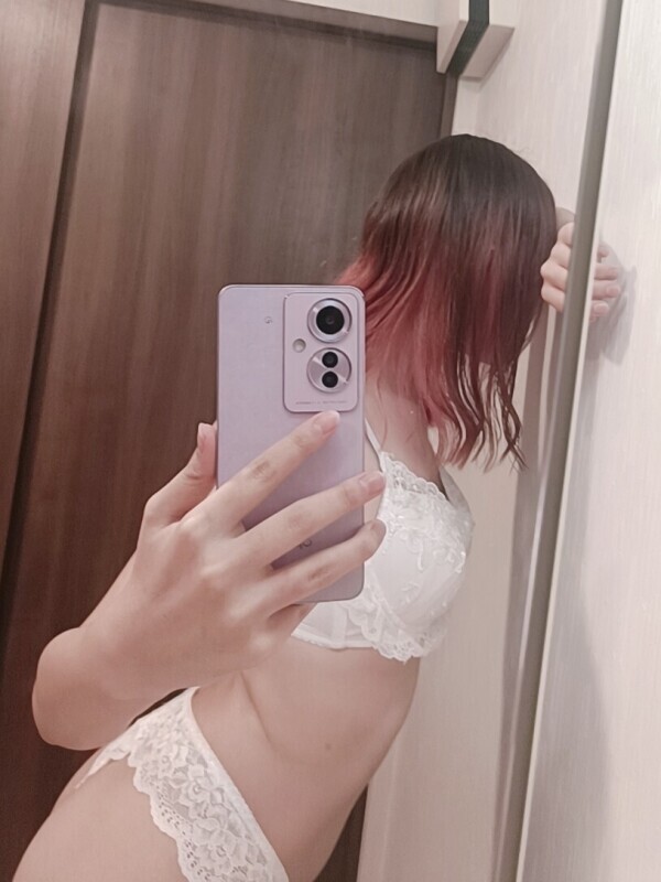 やっほ〜！！二日目くろみ出勤してるよん♡