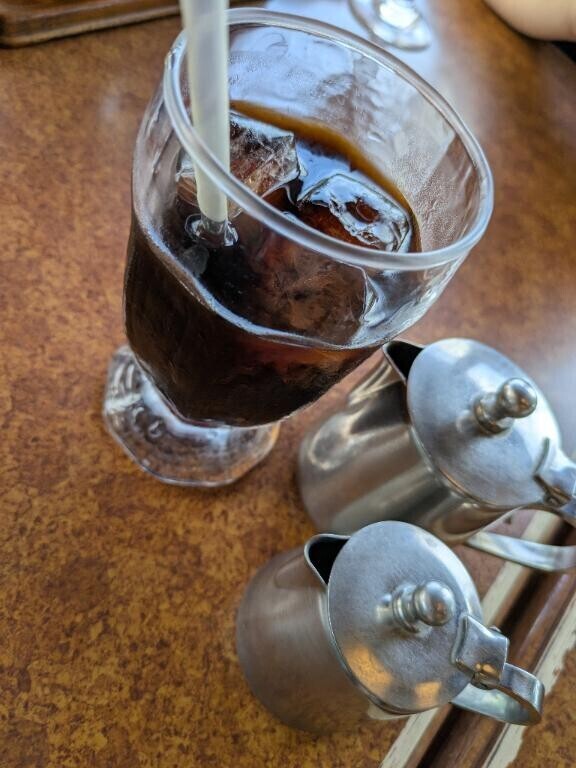 ひんやり冷たいコーヒーと?