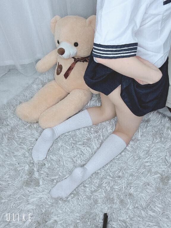 見えそうで……
