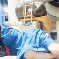 人生初めて路上で寝てます