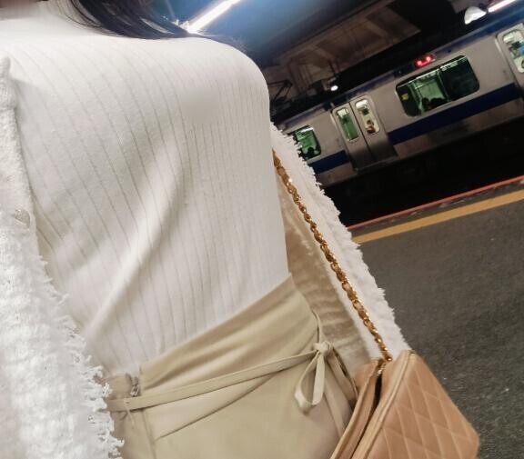 おっぱい目立つ色は？