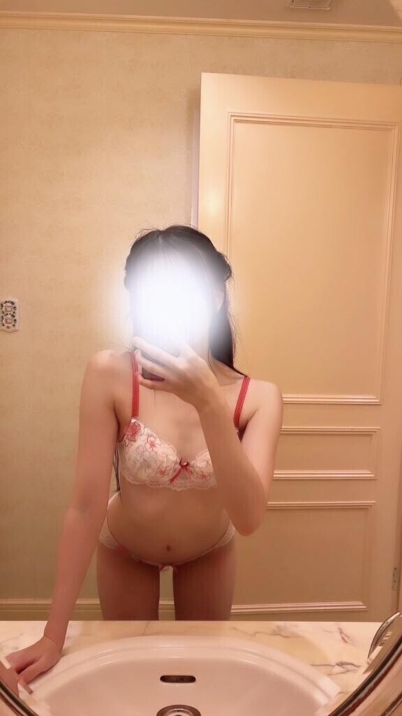 ?鏡の前で後ろから...?