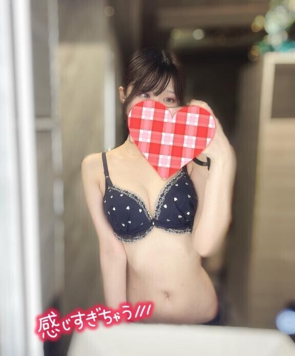 スカートの下覗いてみる？??