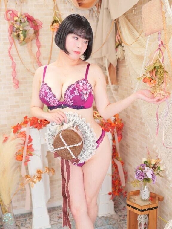 考える女…