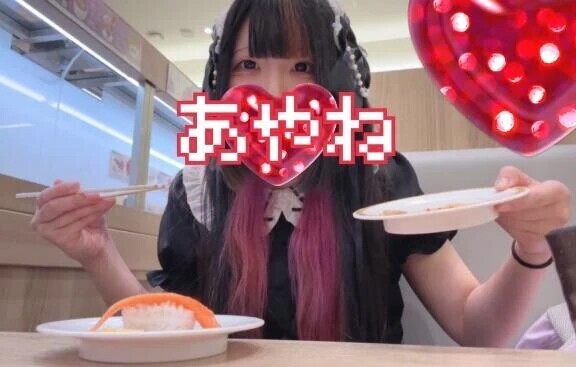 寿司を頬張る風俗嬢！