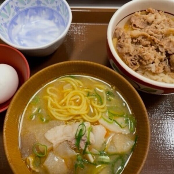 ラーメンにご飯𓎩𓌉𓇋 ‎