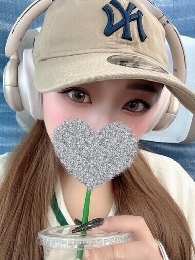 「お店向かってるよ♡短め出勤だから会いに来てね🥺💚」