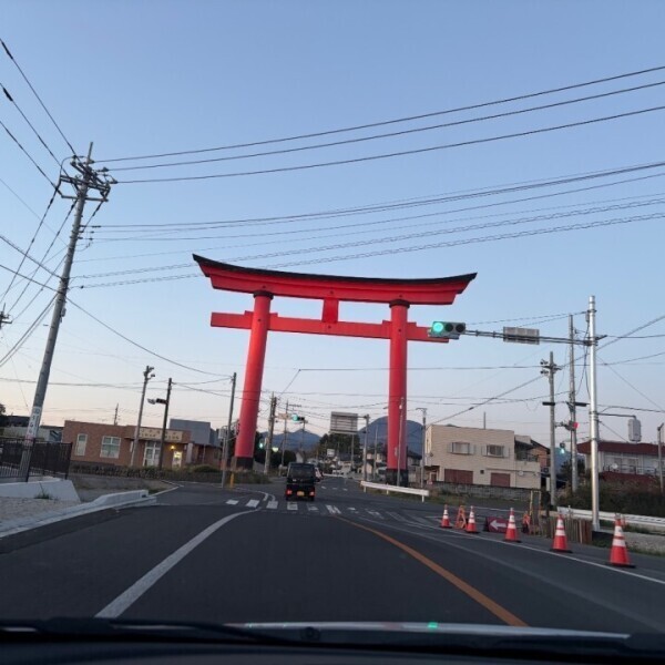 道路に鳥居