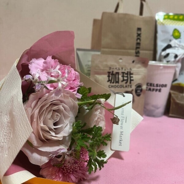 素敵な思い出もギフトもありがとう⸜(* ॑॑* )⸝お花美しい🥲🤍
