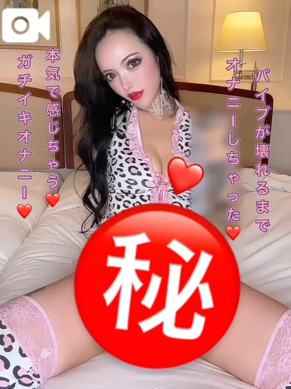 ペンをパンツの上から擦ってオナニー❤︎