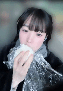 おにぎりもぐもぐ🍙