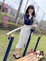 小柄でしなやか！黒髪清楚な美人妻！