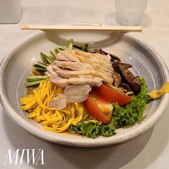 お昼は年一の「鶏冷やし」…