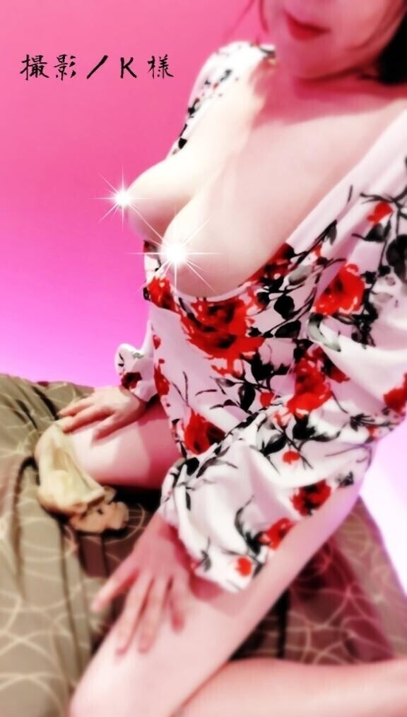 『あら、貴女が奥さんなのね。いつもこのデカマラで潮吹いてるんだって？たまには私にもしゃぶらせてよ…いいじゃないの……ジュルル、シュル。私にデカマラ取られて悔しいでしょ。悔しくてオマ◯コ、ジンジンしてきちゃったの？仕方ないわね……オナ◯ーしていいわよ、そこで！早くしなさいよ！私達が見ててあげるから！』
