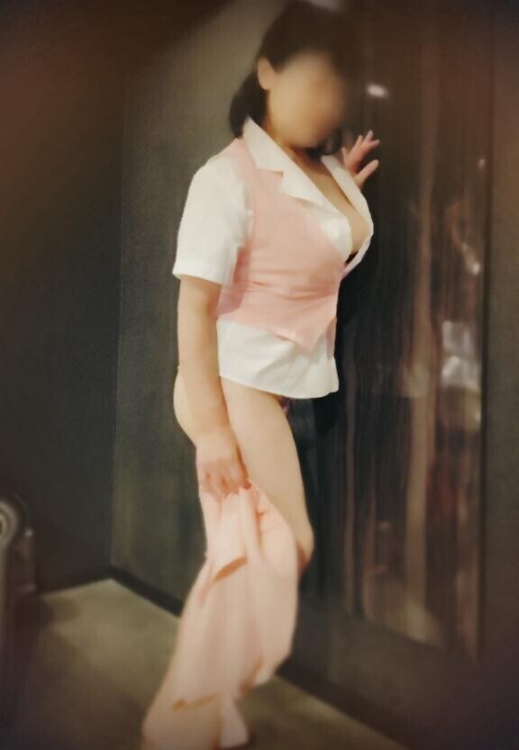 この狭きスペースに描かれる１人のOLの性描写……。『青い洞窟シリーズ』今日は私、水樹結花は暇なため、早くも第二話です(笑)『いいぞ、非常にいい…。実に美味しそうなケツをしてる。よし、なんだな……、おい、スカートを脱いじまえ！邪魔だろ、そんなの履いてたら……なんだな、やれるものもやれやしないってもんだろ！とっとと脱ぐんだ…。そうだ……ちゃんとできるじゃないか。おい、結花……。下なんか向いて、恥ずかしいのかい？こんなんで恥ずかしがっていたら……オマ◯コ舐めてやらないぞ…。顔を上げなさい！オマ◯コ、舐めてほしいだろ……。な、レロレロレロって、やってほしいんじゃないのか……。どれどれ、こんなに濡らして……レロレロ………。』