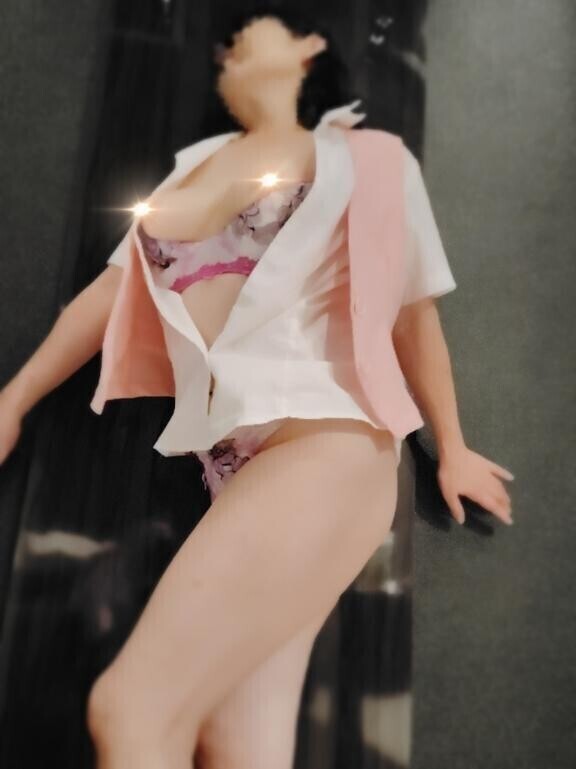 帯・簡易的官能小説『青の洞窟』シリーズ…。第３発目(笑)！『おぉ、ぷ～んって……オマ◯コのエッチな匂いがしてくるぞ。ぷんぷんしてくる、おい、結花！旦那はいないのか……。それじゃ、ご無沙汰なところに俺にレロレロされちゃ～オマ◯コもたまんねぇ～な！いいそ、何回でもイッていいんだぞ………。今日はな、秘書が休みなんだよ。ずっとここにいるか？帰るまで可愛がってやる……。そっか、乳首も弄ってほしいのか……ここか？これか？レロレロ……どうだ、いいだろ。ワシのチ◯コもおっ勃ってきたじゃないか！！結花、見ろ！早く、今だ、しゃぶれ、ぼら！』