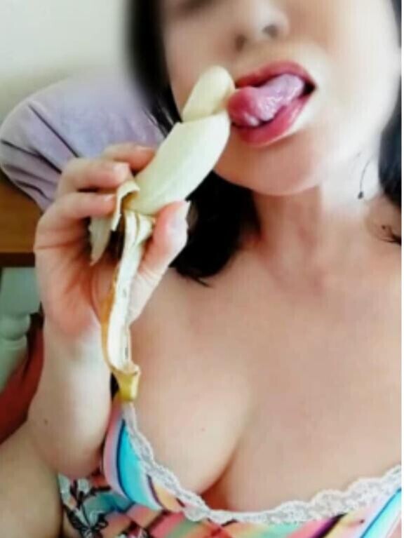 『ありがとう日記大集合No.４』昨日の続きから…。『こんな日記、見てたら会いに来たくなりますよ。』とスマホの中の水樹結花はバナナを美味しそうに咥えてる。『ボクは綺麗な熟女さんが大好きで……本当に５９歳ですか？』とスマホから私に視線を移して覗き込む。『そうなんですか…。午年って性欲強いらしいですよ。』と言われた通り、それも『丙午』なのでその性欲ぶりは半端ないです。