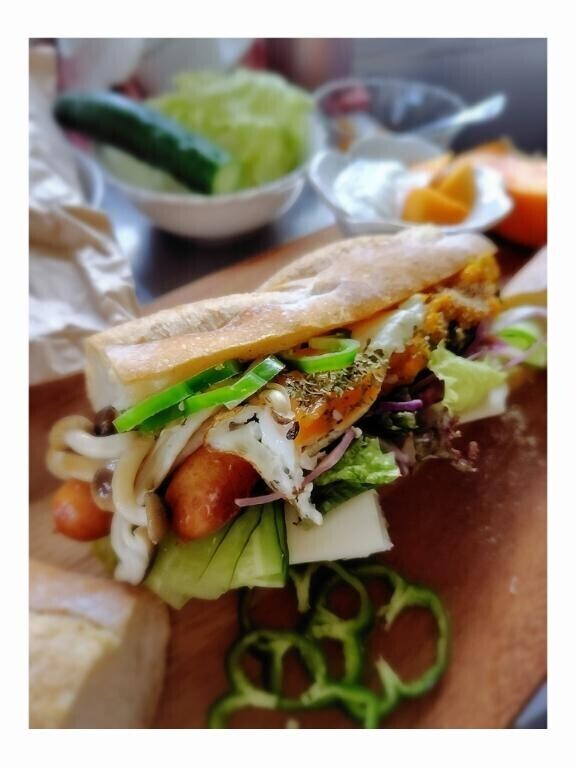 昨日、横浜で買ったミニバケットで作った『ミニバケットサンド』……せっかくなので具だくさん過ぎて何がサンドされてるかわからないほどのボリューミーなサンドと、そう言えば……鴨川のアラビアンアートホテルの朝食の際の食器が美しかったので……ちょっとご紹介を。