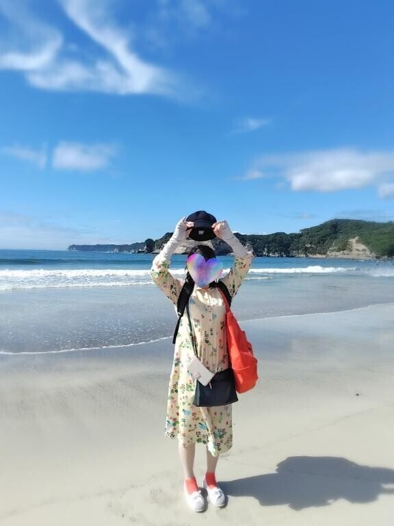 厚木でのお知り合いになり、他県から新幹線で来てくれたのは２回目の◯◯チャン！トンボ帰りさせてしまうのが申し訳ないようで切ない駅の改札口でのお見送り……。切符を買う後ろ姿に再度、抱きつきたくなる情愛か。私のために遠くからありがとうね！厚木がもたらしたご縁は多方面に繋がっていて……ひとつ、予告があります。それと、先程の日記の続きで勝浦での私の夏の思い出をちょっとご紹介…。