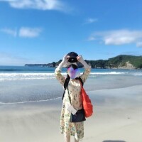 厚木でのお知り合いになり、他県から新幹線で来てくれたのは２回目の◯◯チャン！トンボ帰りさせてしまうのが申し訳ないようで切ない駅の改札口でのお見送り……。切符を買う後ろ姿に再度、抱きつきたくなる情愛か。私のために遠くからありがとうね！厚木がもたらしたご縁は多方面に繋がっていて……ひとつ、予告があります。それと、先程の日記の続きで勝浦での私の夏の思い出をちょっとご紹介…。