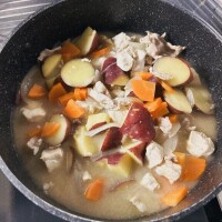 さつまいもと具沢山の『豚汁風』味噌汁