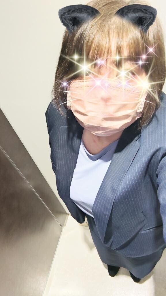 出勤しました。　　スーツ姿