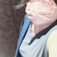 会社のエレベーターの中　本日出勤