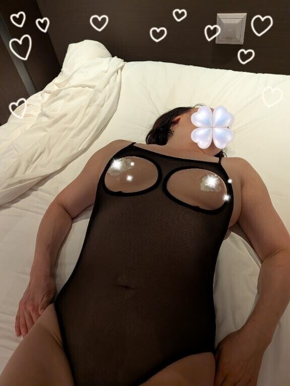 ?乳首に生クリーム?