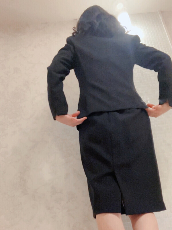 スーツ着てますがキャストです！