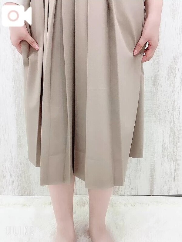 【動画💖】スカートたくし上げ…パンチラ♡