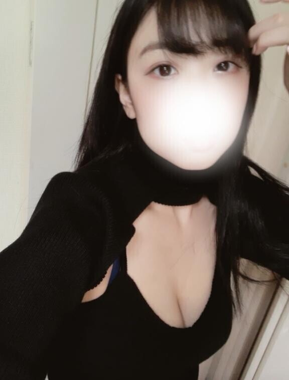 ニットの下には……?