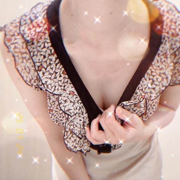 胸元チラリ💋