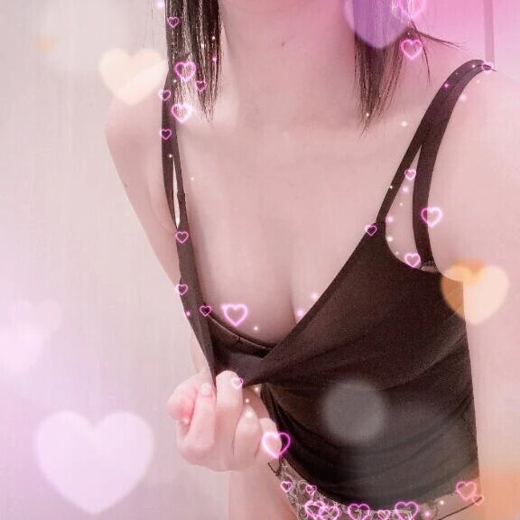 谷間が気になっちゃうの🫢