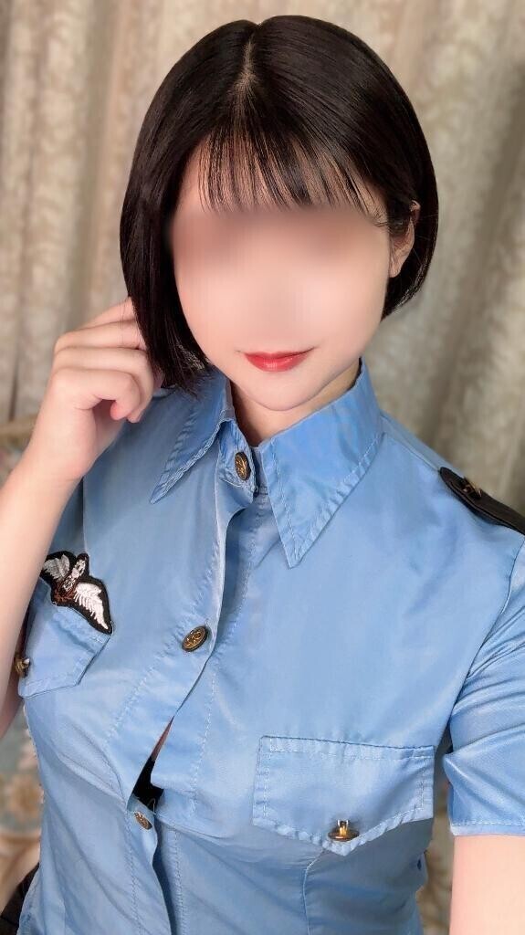 胸元のボタンが弾け飛びそう