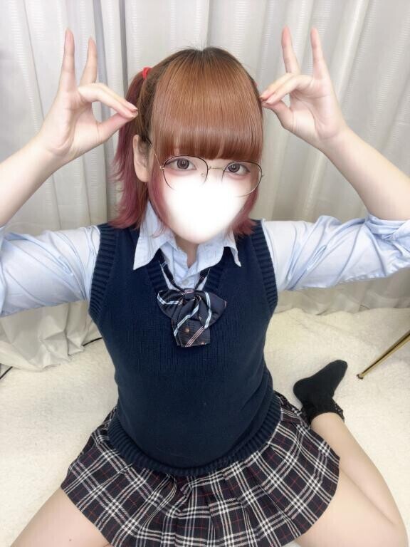 前髪の横の毛育て中?