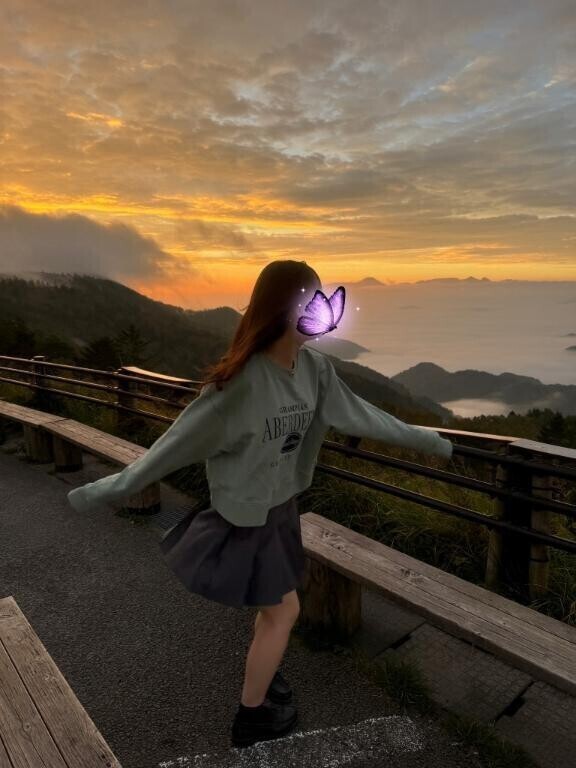 早朝に山頂で踊り狂う