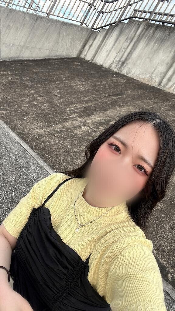 眩しくて笑ってない?笑