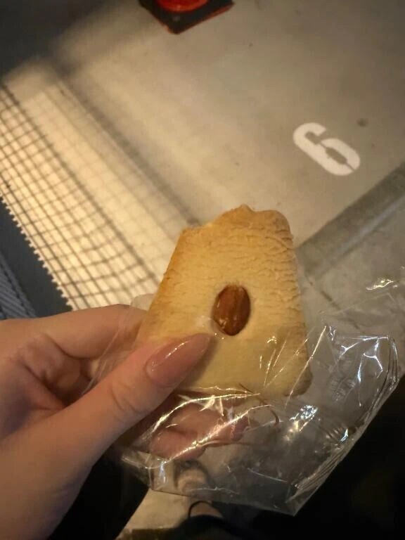 お待ちください