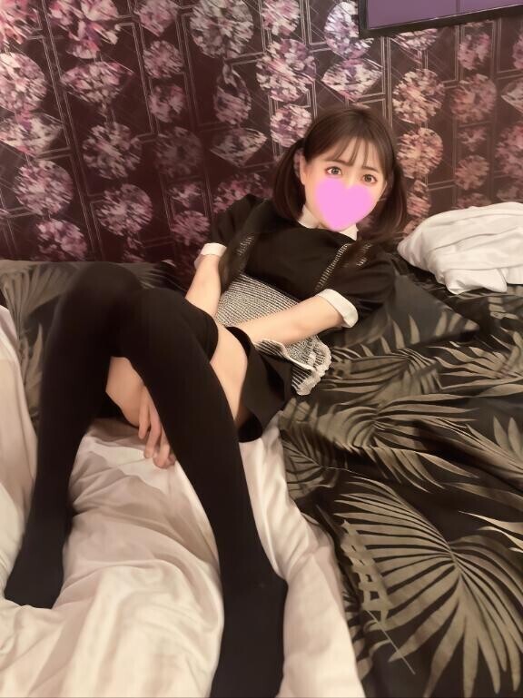 ちょこんと座るご奉仕待ちメイド🐼