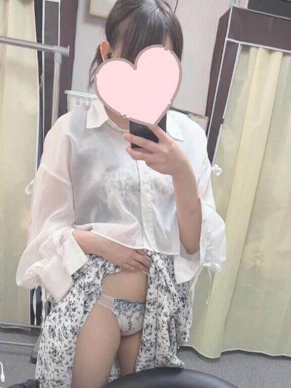 コソコソ……