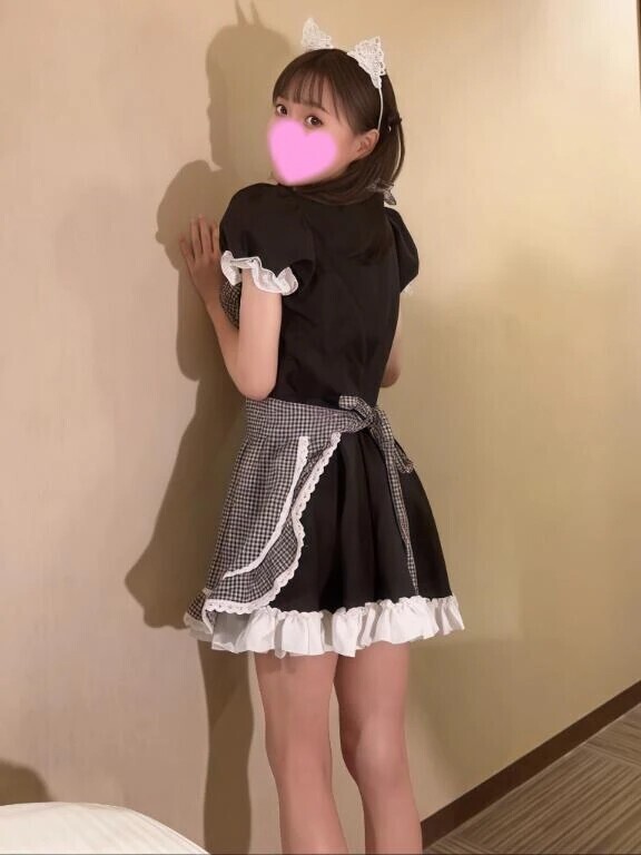 “ねえ、見てて？”背中から甘えたいメイドさん🖤