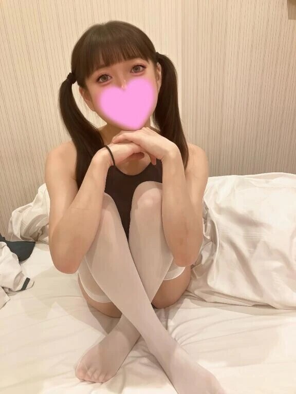 絶対領域ちらり🖤