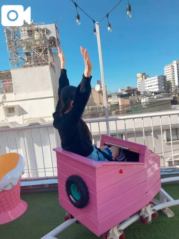この距離でジェットコースター見たことある？🎢🐼  ​​​​​​​