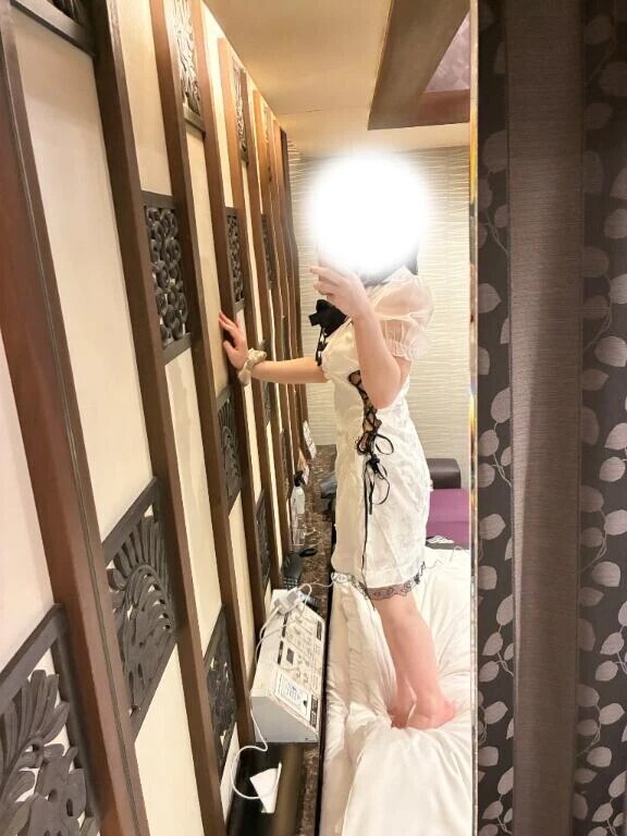 隙間から手を入れてみたり